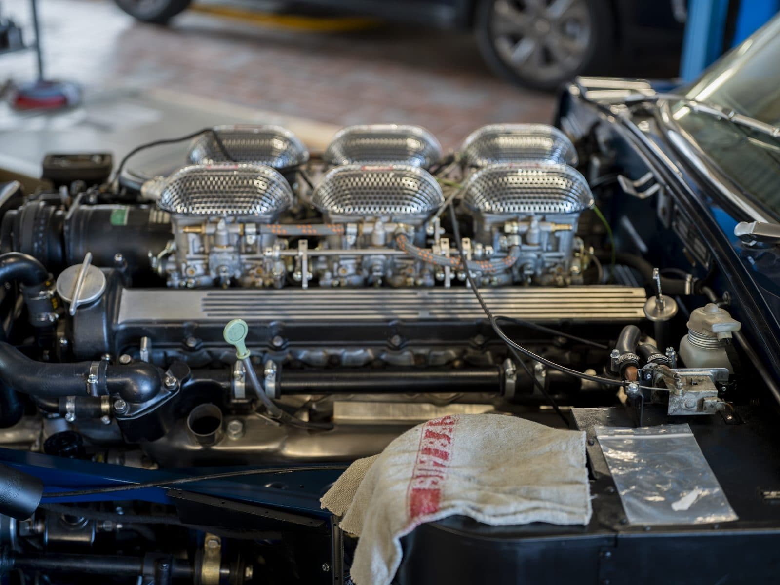 Jaguar E-Type V12-Motor mit drei Doppelvergasern