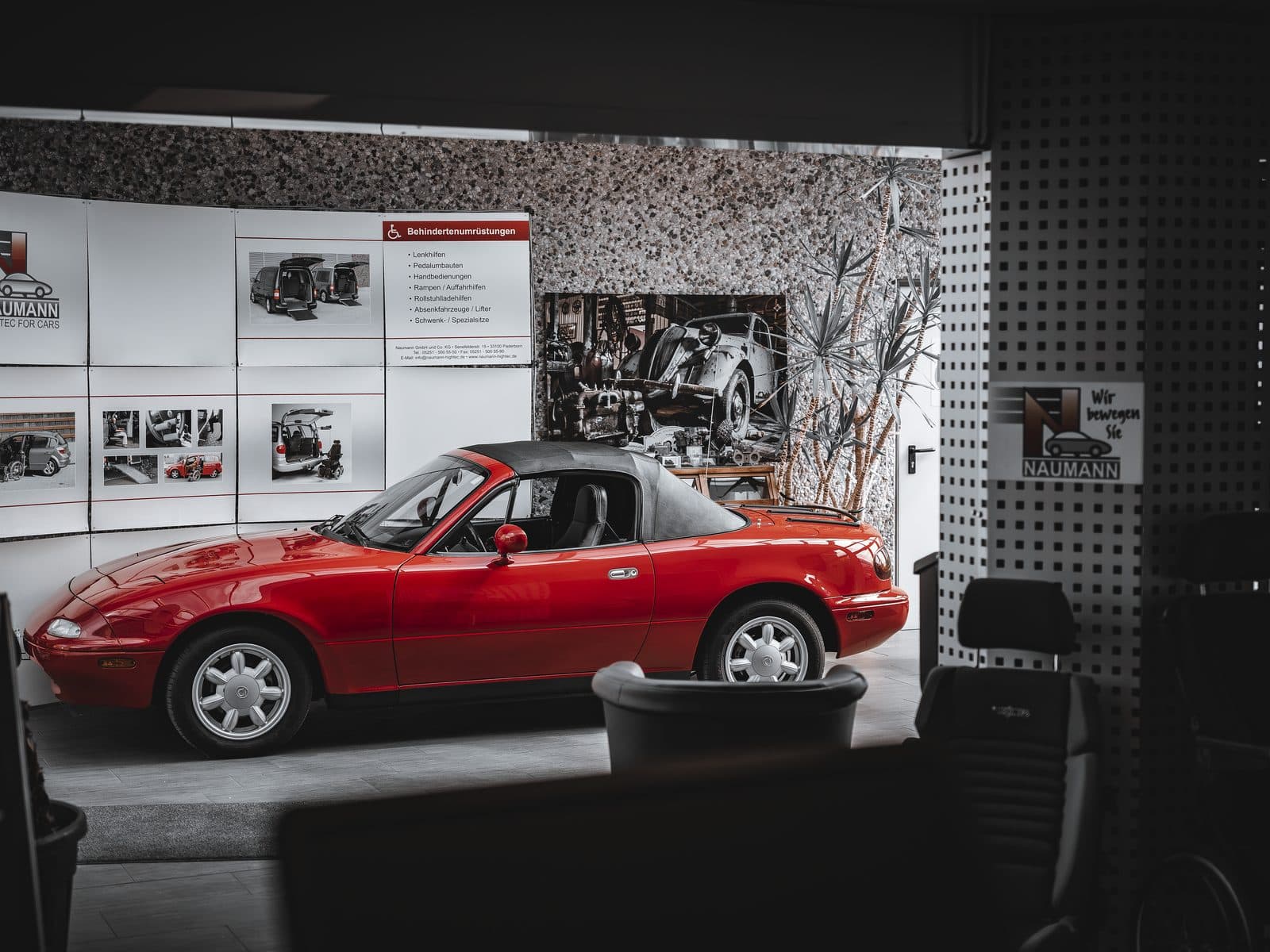 Roter Mazda MX-5 Oldtimer im Showroom von Naumann Hightec
