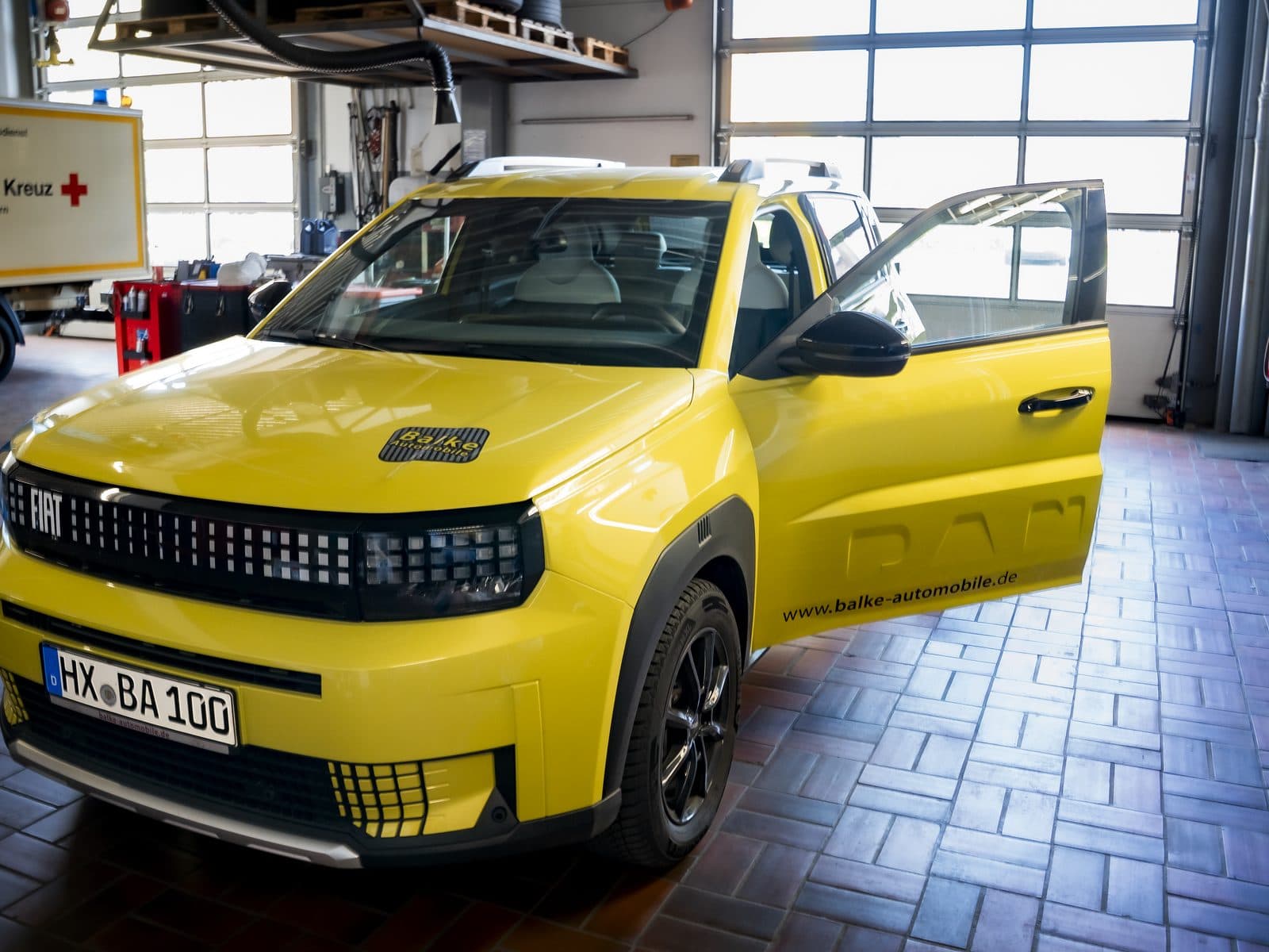 Fiat Panda mit Behindertenumrüstung in der Werkstatt