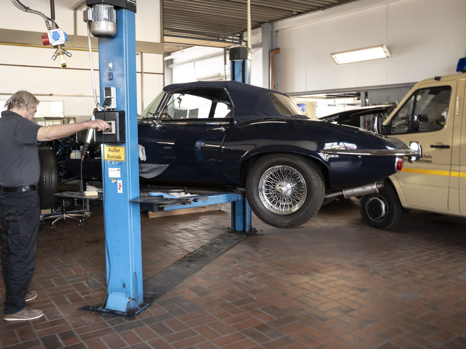 Werkstatt bei Naumann Hightec mit Jaguar E-Type auf der Hebebühne