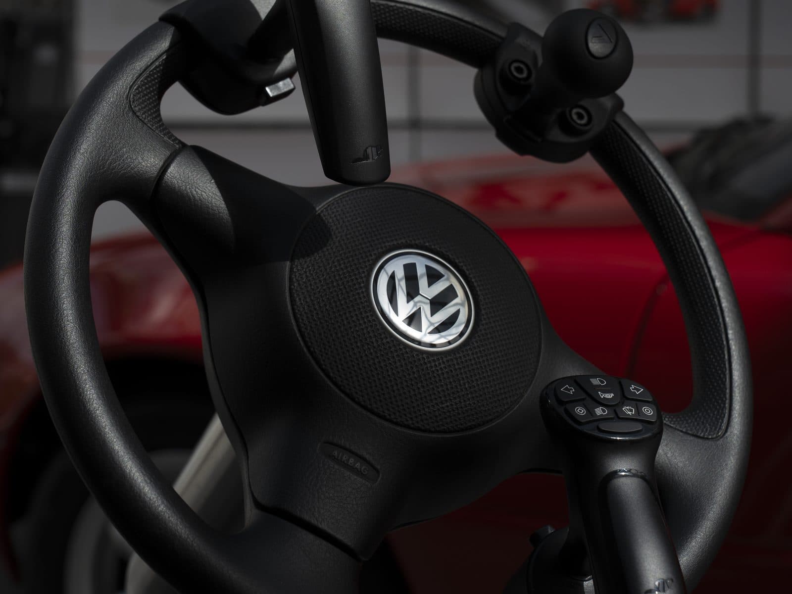 VW-Lenkrad mit Handbediengeräten bei Naumann Hightec