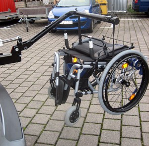 Kofferraumlift Brig Ayd hebt Rollstühle und Elektroscooter