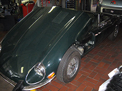 Jaguar E Type V12 in grün